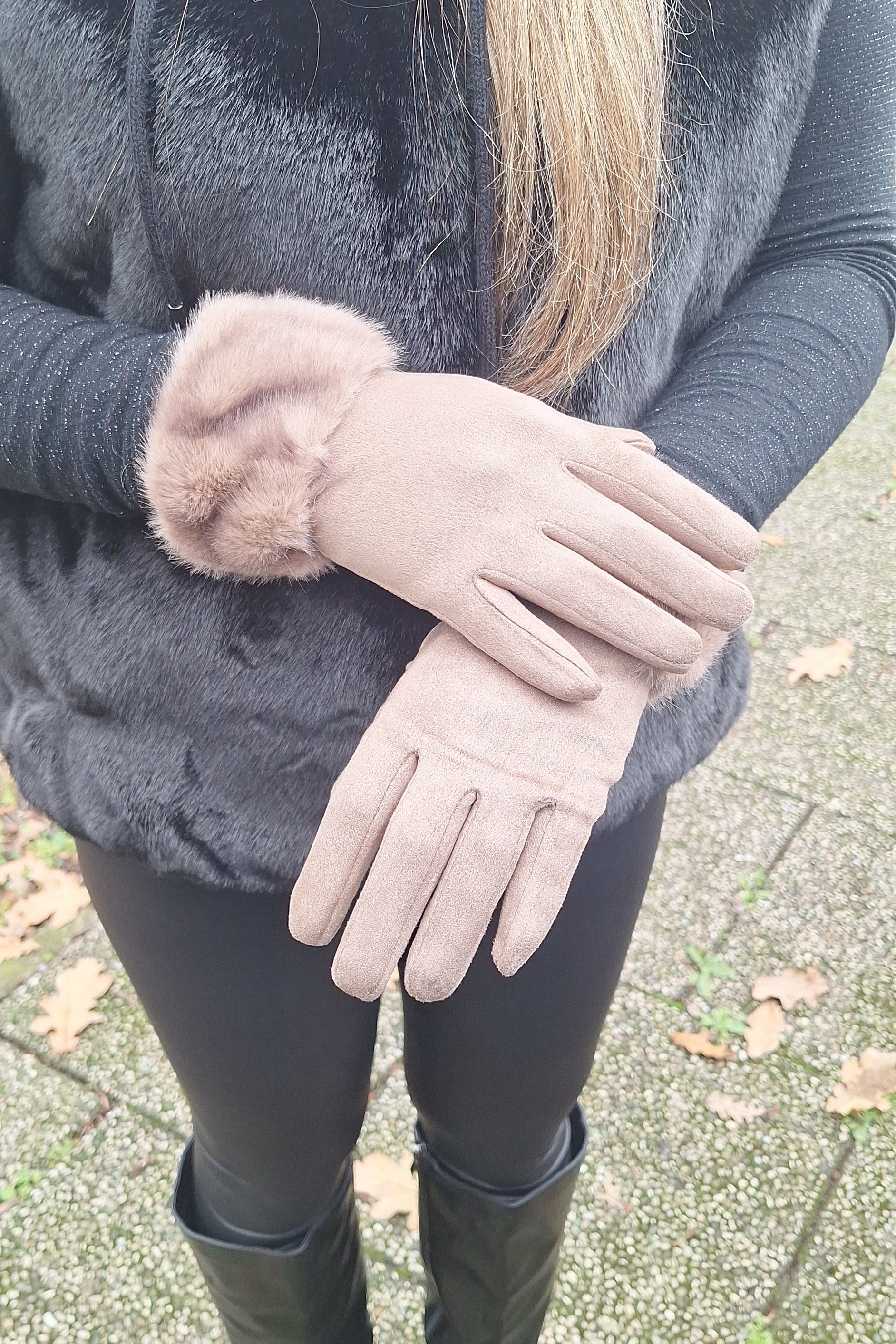 GUANTO CON BORDO ECOPELLICCIA