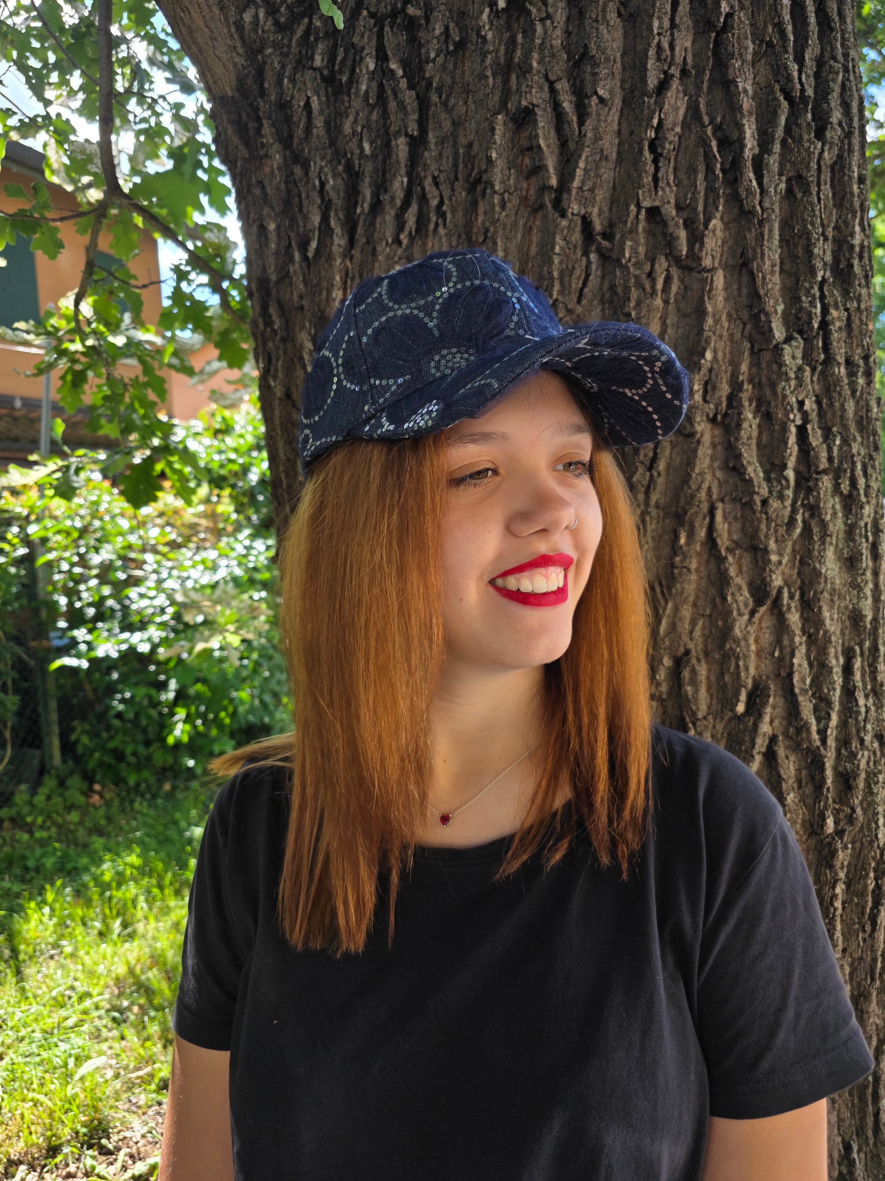 CAPPELLINO JEANS CON FIORI