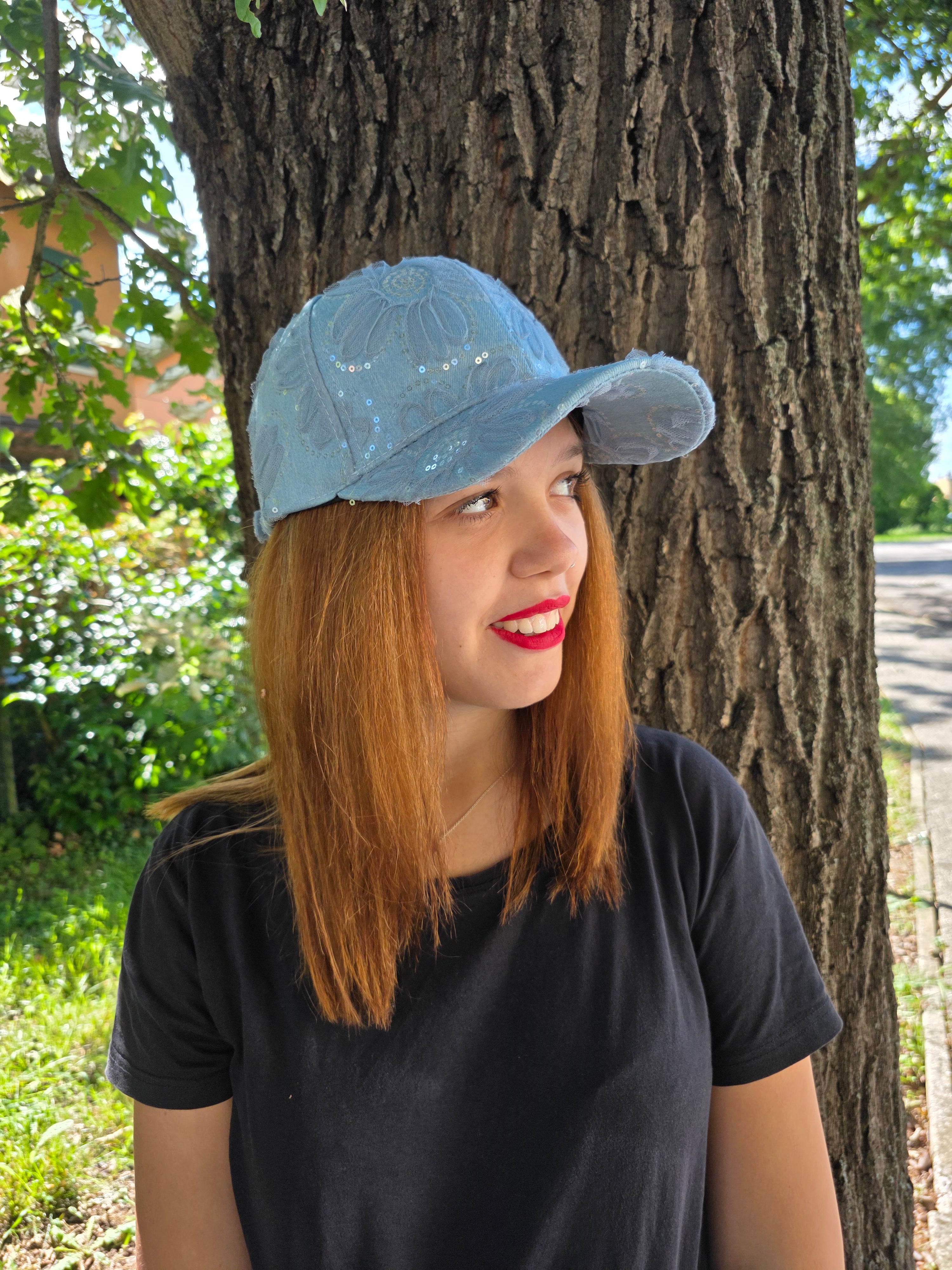 CAPPELLINO JEANS CON FIORI