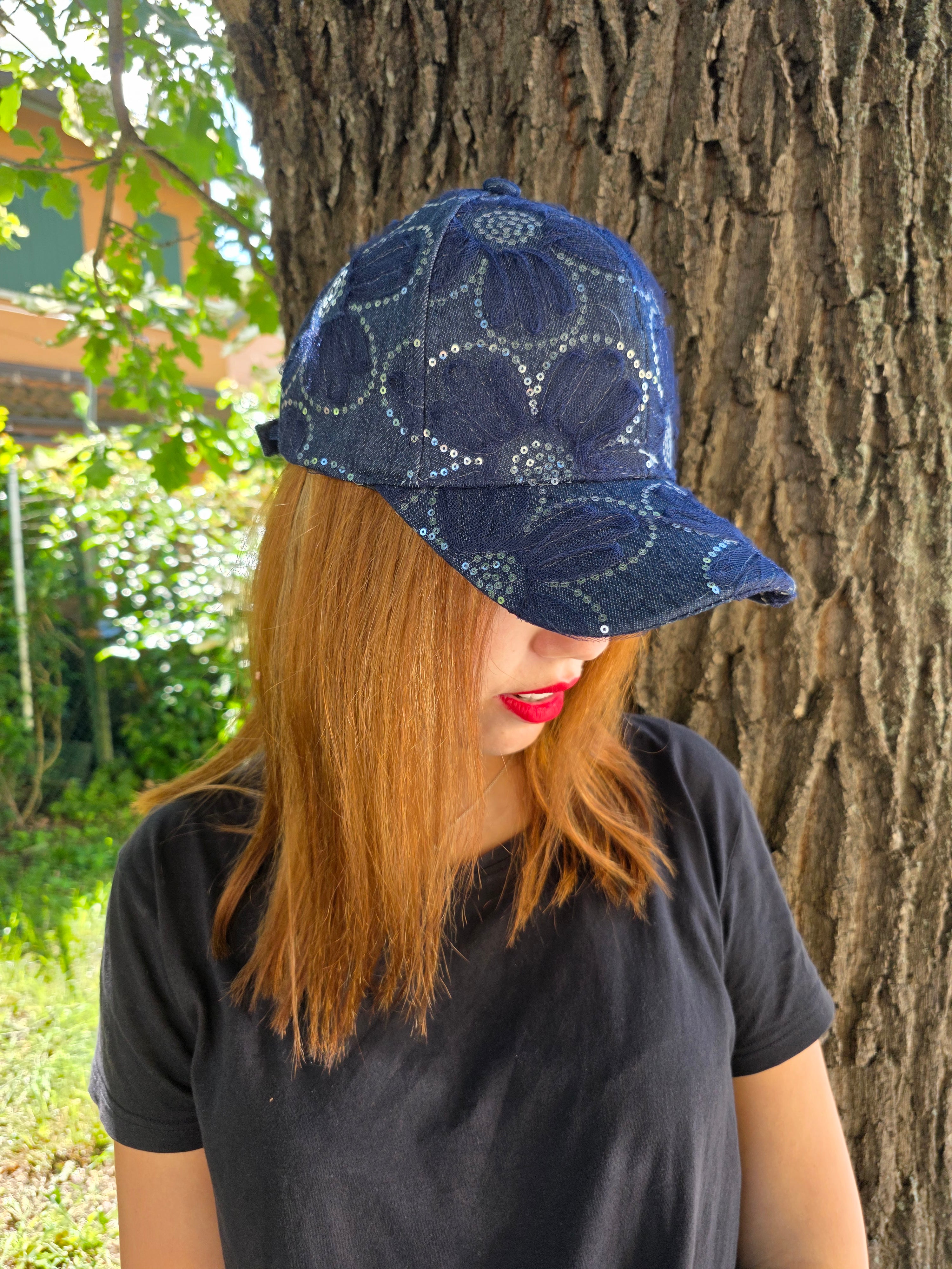 CAPPELLINO JEANS CON FIORI