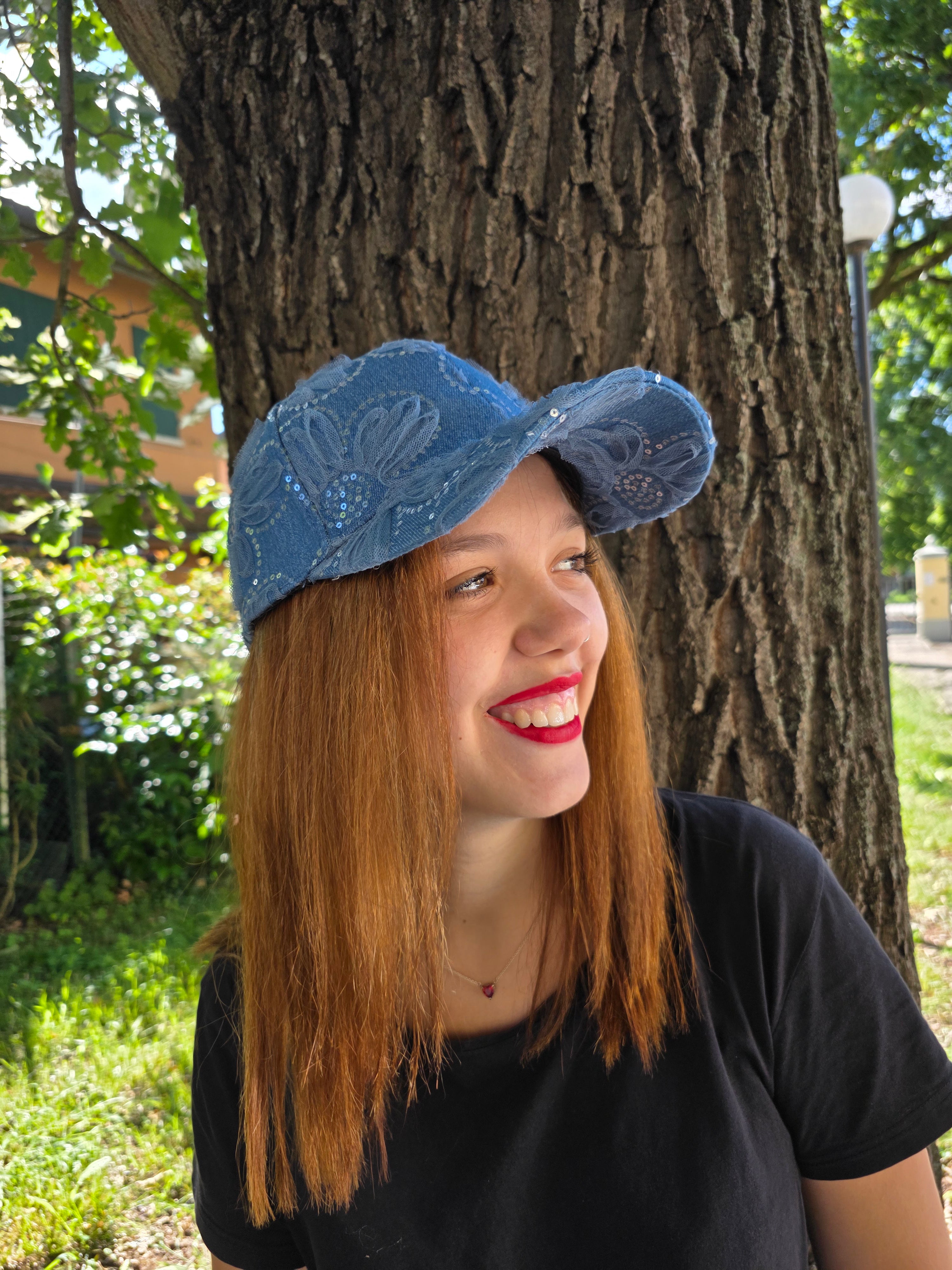 CAPPELLINO JEANS CON FIORI