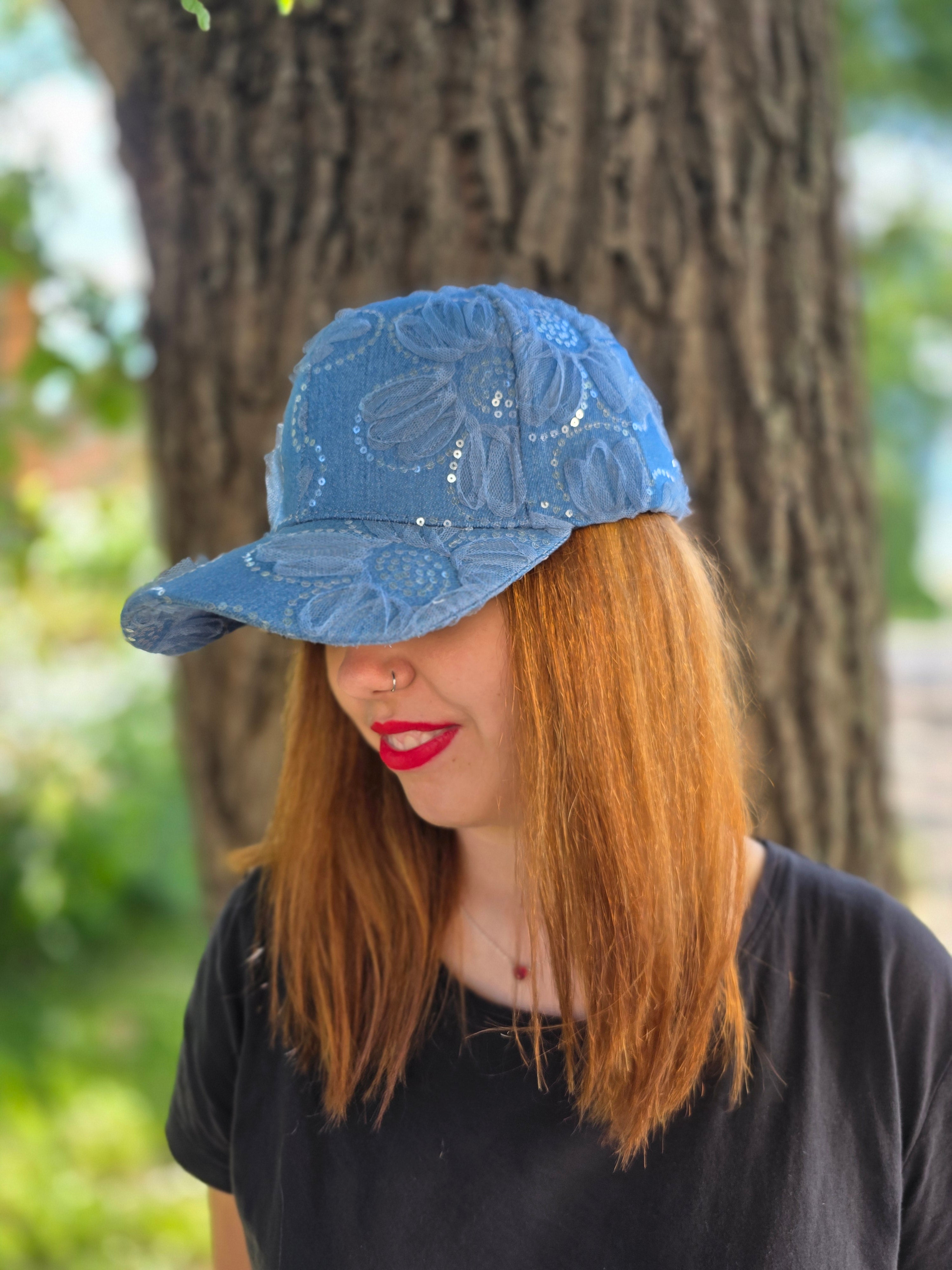 CAPPELLINO JEANS CON FIORI