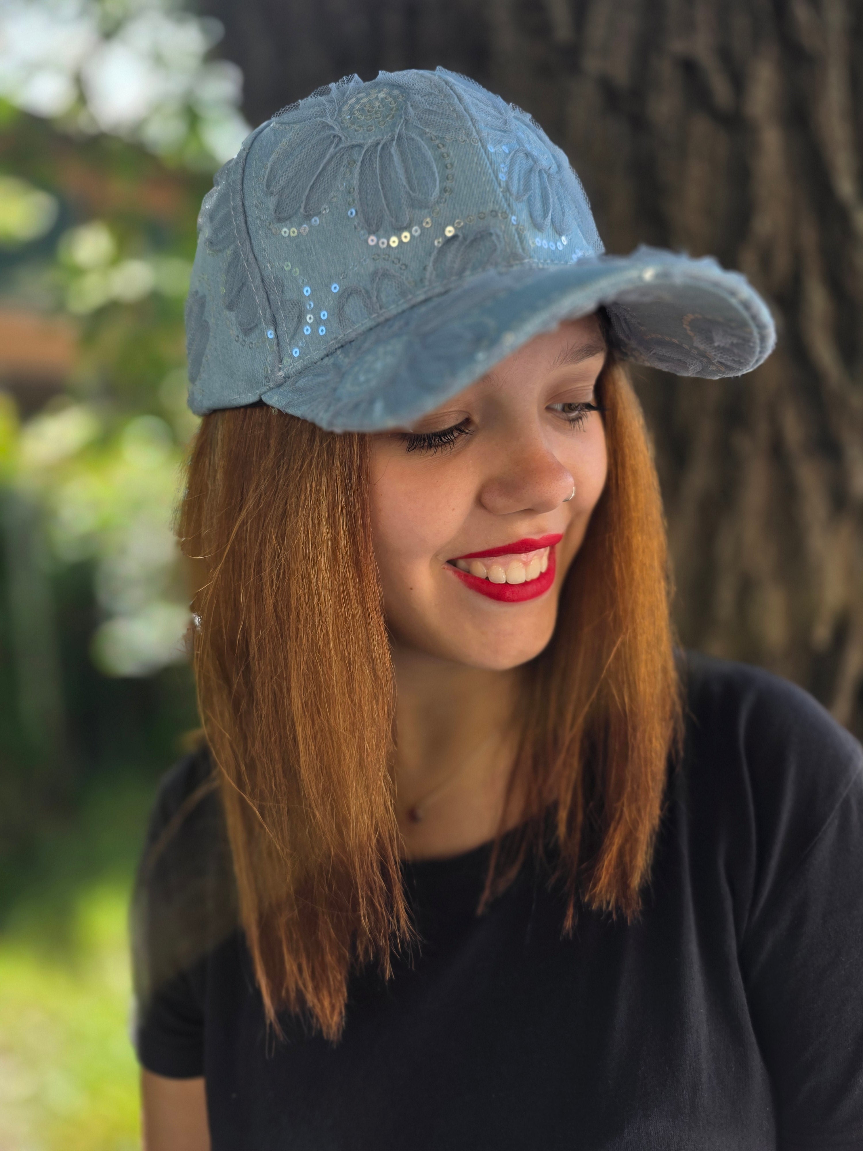 CAPPELLINO JEANS CON FIORI